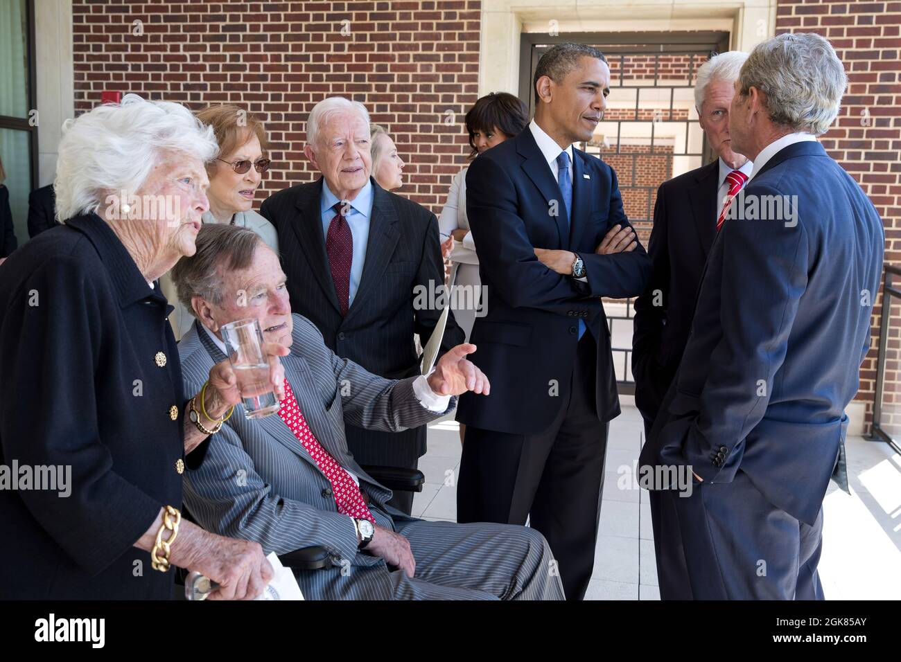 Il Presidente Barack Obama e la First Lady Michelle Obama parlano con gli ex Presidenti e le prime Signore prima di un pranzo presso la Biblioteca Presidenziale e Museo George W. Bush nel campus della Southern Methodist University di Dallas, Texas, 25 aprile 2013. Le foto, da sinistra, sono: Barbara Bush, George H.W. Bush, Rosalynn carter, Jimmy carter, Hillary Rodham Clinton, Bill Clinton, E George W. Bush. (Foto ufficiale della Casa Bianca di Pete Souza) questa fotografia ufficiale della Casa Bianca è resa disponibile solo per la pubblicazione da parte delle organizzazioni di notizie e/o per uso personale la stampa dal soggetto(i) di Foto Stock