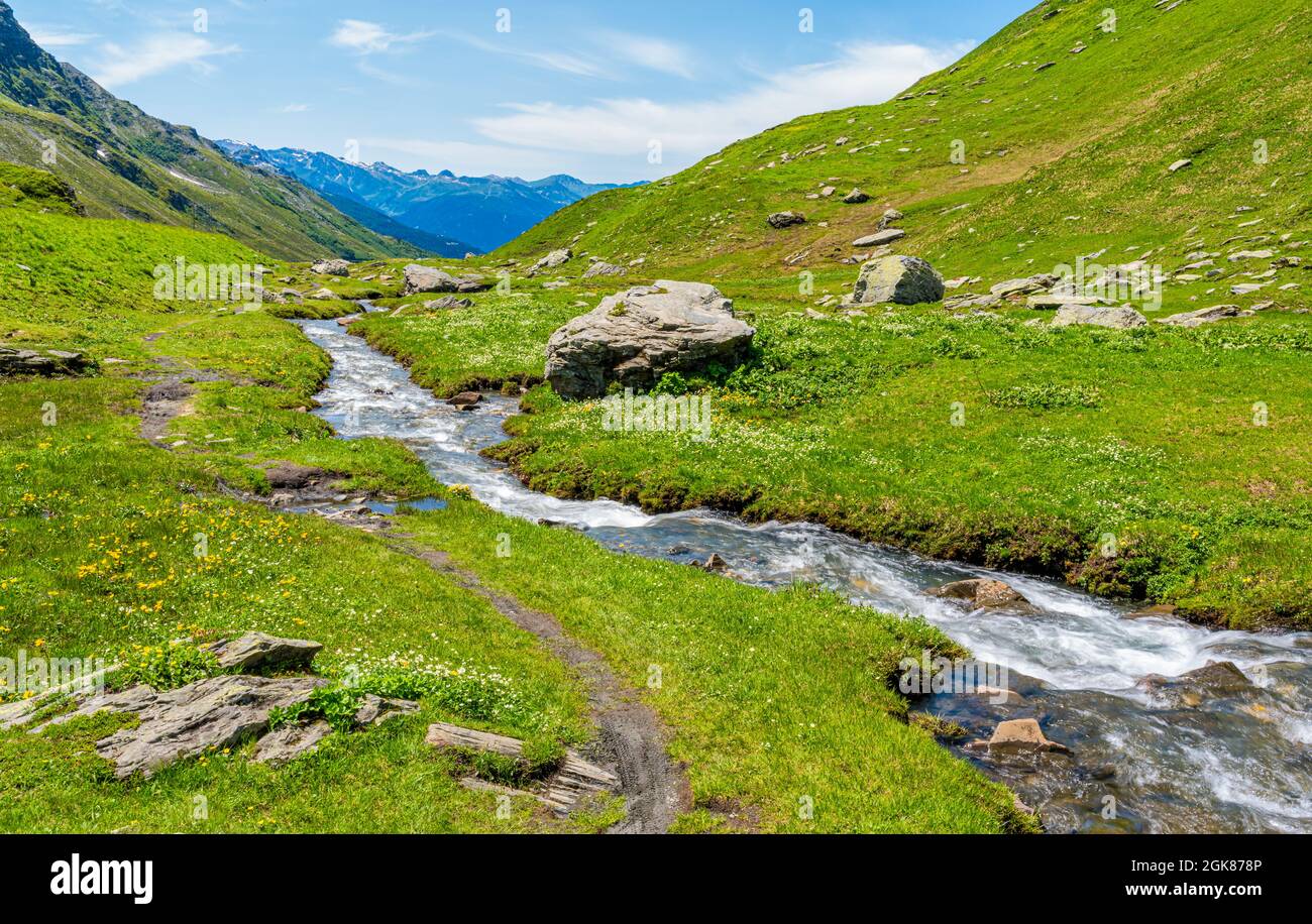 Bel paesaggio al Passo del piccolo San Bernardo in un pomeriggio estivo, tra Italia e Francia. Foto Stock