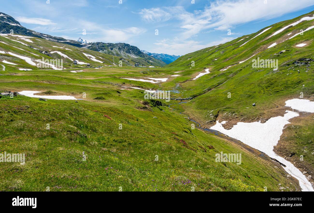 Bel paesaggio al Passo del piccolo San Bernardo in un pomeriggio estivo, tra Italia e Francia. Foto Stock