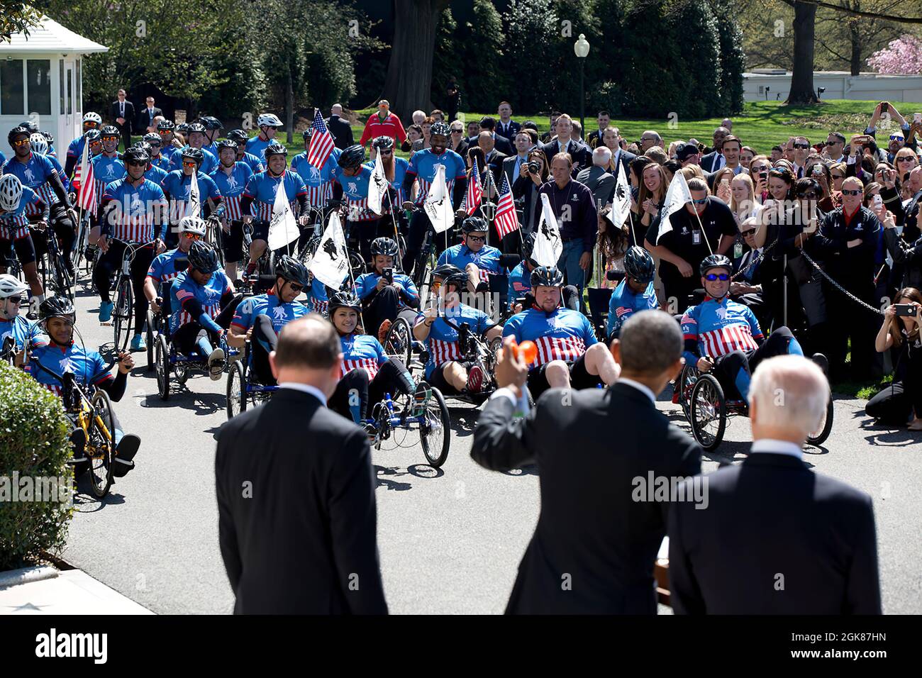 Il Presidente Barack Obama, con il Vice Presidente Joe Biden e il Segretario per gli Affari dei Veterani Robert McDonald, utilizza un corno aereo per avviare l'ottavo giro soldato annuale del progetto per i Guerrieri feriti sul prato meridionale della Casa Bianca, 16 aprile 2015. (Foto ufficiale della Casa Bianca di Pete Souza) questa fotografia ufficiale della Casa Bianca è resa disponibile solo per la pubblicazione da parte delle organizzazioni di notizie e/o per uso personale la stampa dal soggetto(i) della fotografia. La fotografia non può essere manipolata in alcun modo e non può essere utilizzata in materiali commerciali o politici, pubblicità, e-mail, prodotti, pro Foto Stock