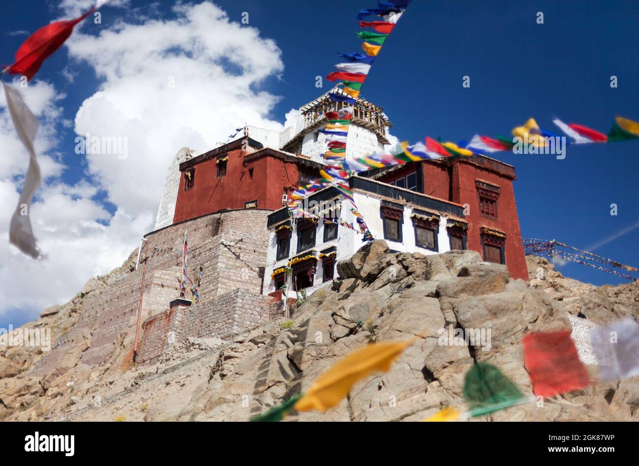Nambyal Tsemo Gompa con bandiere di preghiera - Leh - Ladakh - Jammu e Kashmir - India Foto Stock