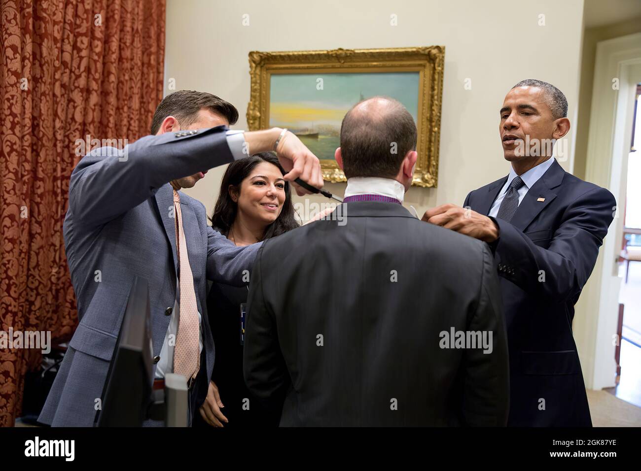 Il Presidente Barack Obama, Brian Mosteller, Direttore delle operazioni dell'ufficio ovale e Personal Aide Ferial Govashiri aiutano ben Rhodes, Vice Consulente Nazionale della sicurezza per le comunicazioni strategiche, con il suo legame nell'Outer Oval Office, 17 aprile 2015. (Foto ufficiale della Casa Bianca di Pete Souza) questa fotografia ufficiale della Casa Bianca è resa disponibile solo per la pubblicazione da parte delle organizzazioni di notizie e/o per uso personale la stampa dal soggetto(i) della fotografia. La fotografia non può essere manipolata in alcun modo e non può essere utilizzata in materiali commerciali o politici, pubblicità, e-mail, produ Foto Stock