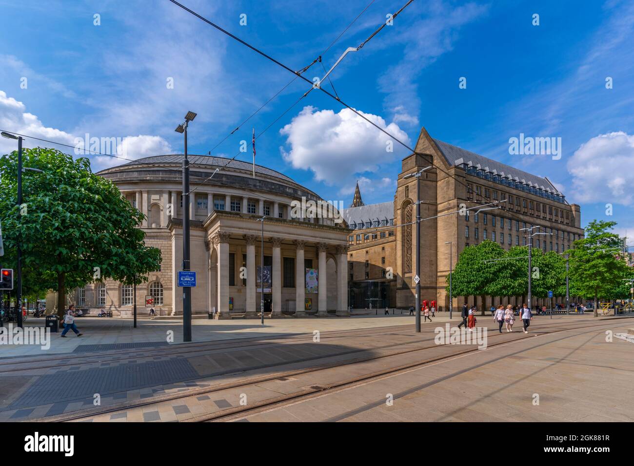 Vista della biblioteca centrale di Manchester e del palazzo del consiglio, Manchester, Lancashire, Inghilterra, Regno Unito, Europa Foto Stock