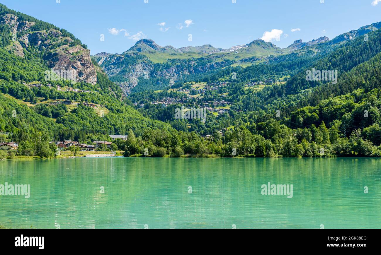 Idilliaca vista mattutina sul lago Maen, Valtournenche, Valle d'Aosta, Italia. Foto Stock
