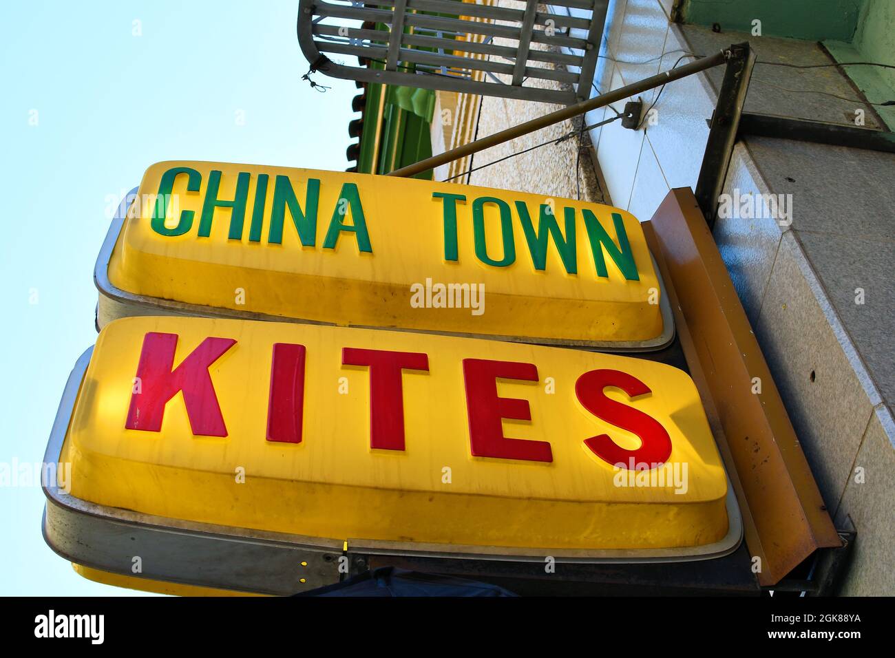 Cartello giallo fuori da China Town Kites a Chinatown, San Francisco, California. Foto Stock