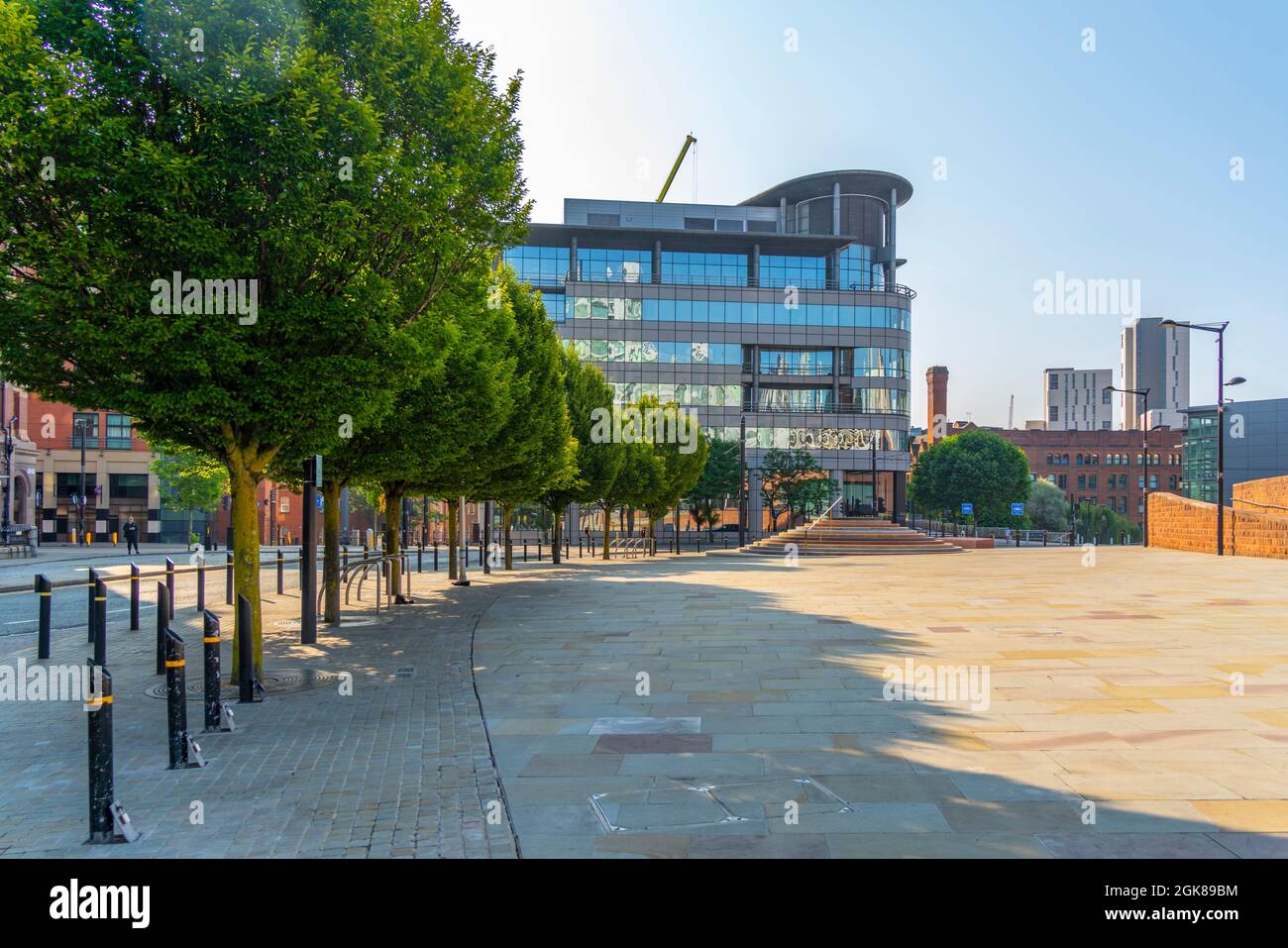 Vista dell'architettura contemporanea su Windmill Street, Manchester, Lancashire, Inghilterra, Regno Unito, Europa Foto Stock