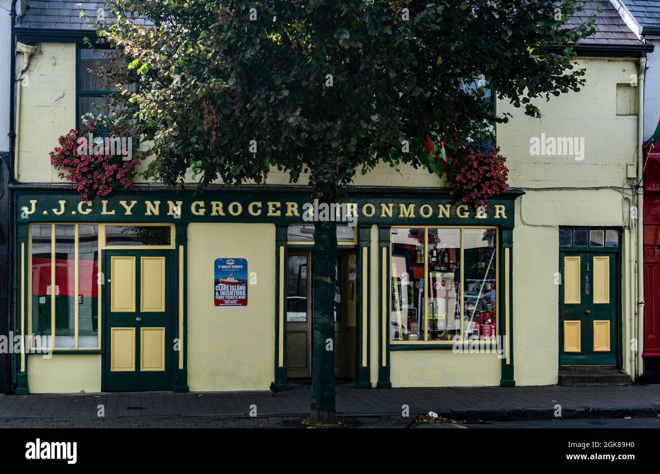 J. J. Glynn, grocer e ironmonger. Un negozio di ferramenta e fai da te a Westport, County Mayo, Irlanda. L'edificio stesso risale al 1838. Foto Stock
