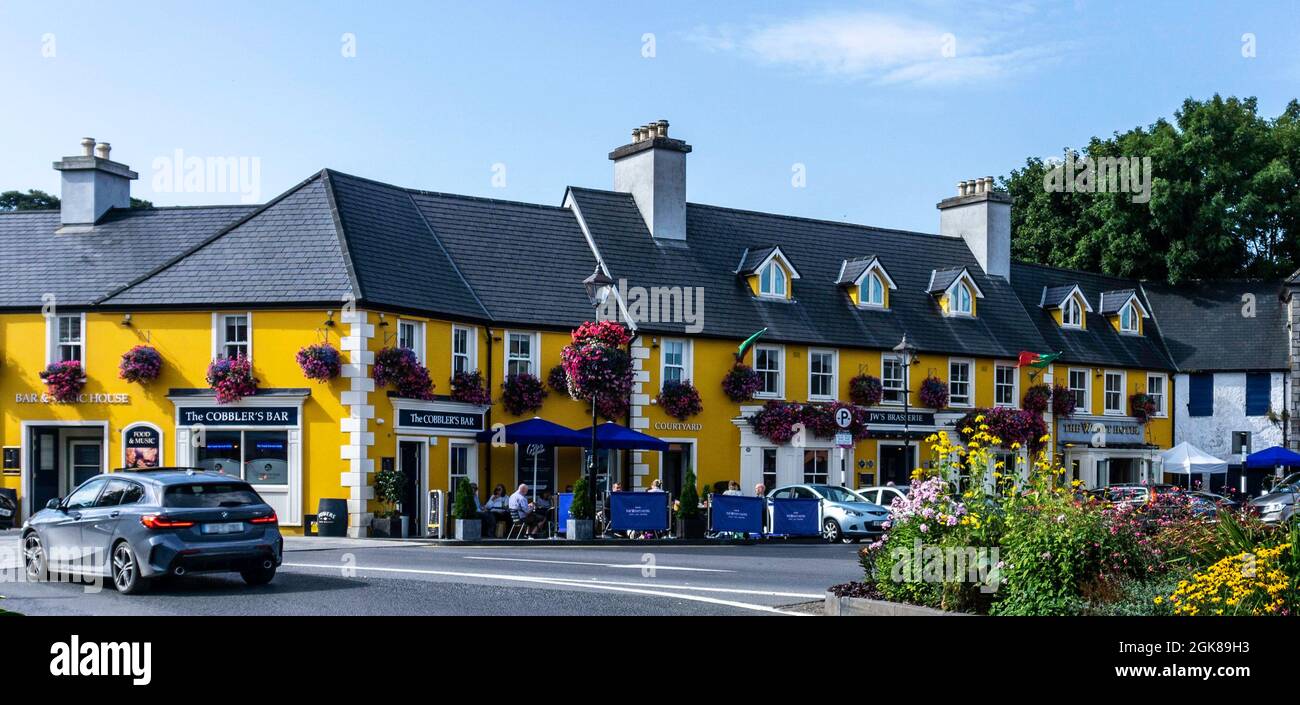 Il Cobblers Bar, parte del complesso Wyatt Hotel nel centro di Westport, County Mayo, Irlanda. Foto Stock