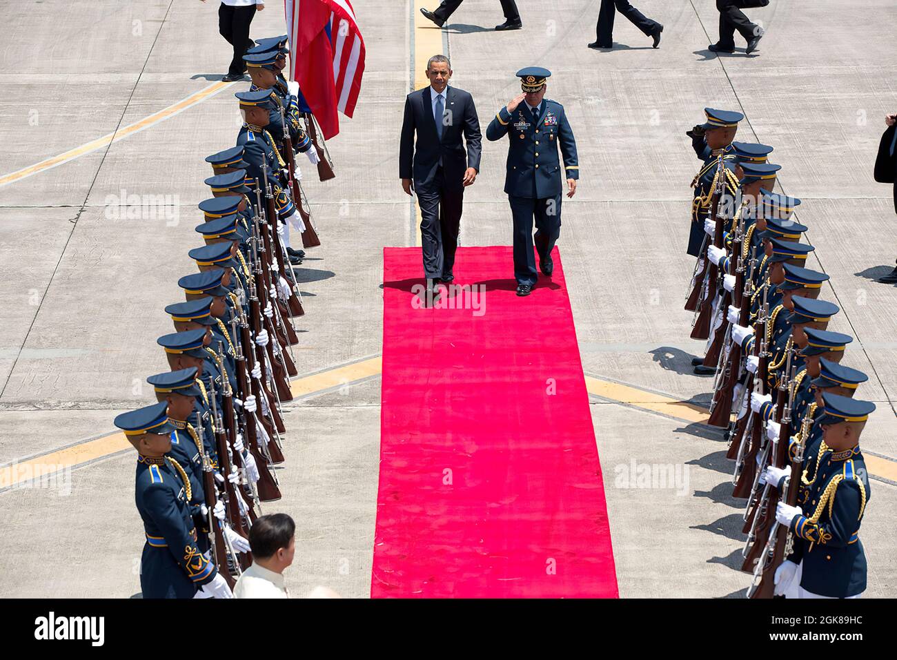 Il Presidente Barack Obama, con il comando del Generale Jeffrey Delgado dell'Aeronautica militare delle Filippine, passa davanti ad una guardia d'onore all'Aeroporto Internazionale di Ninoy Aquino prima della partenza da Manila, Filippine, il 29 aprile 2014. (Foto ufficiale della Casa Bianca di Pete Souza) questa fotografia ufficiale della Casa Bianca è resa disponibile solo per la pubblicazione da parte delle organizzazioni di notizie e/o per uso personale la stampa dal soggetto(i) della fotografia. La fotografia non può essere manipolata in alcun modo e non può essere utilizzata in materiali commerciali o politici, pubblicità, e-mail, prodotti, promozioni che in qualsiasi w Foto Stock