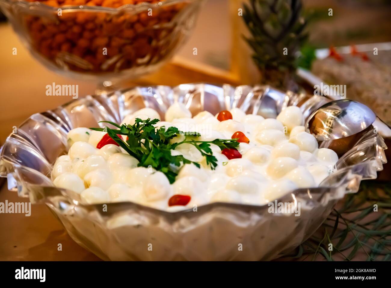 Vasilha com ovos de codorna com maisonese. Foto Stock