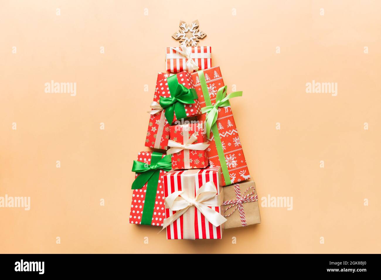 Albero di Natale fatto di regali meravigliosamente avvolto su sfondo  colorato, vista dall'alto. Confezione regalo di Capodanno dal concetto  minimale con spazio per la copia Foto stock - Alamy