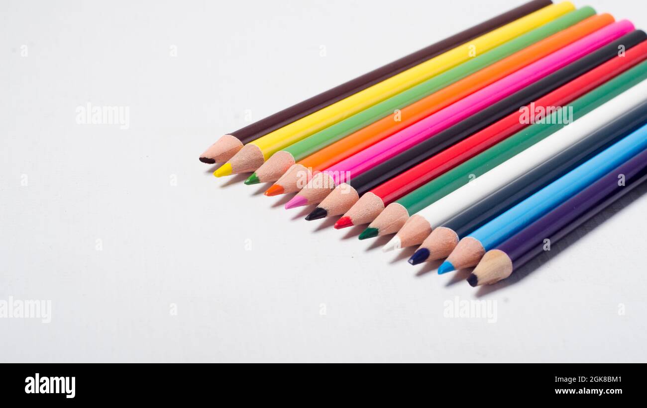Matite arcobaleno - matite colorate su sfondo bianco. Concetto di  istruzione Foto stock - Alamy