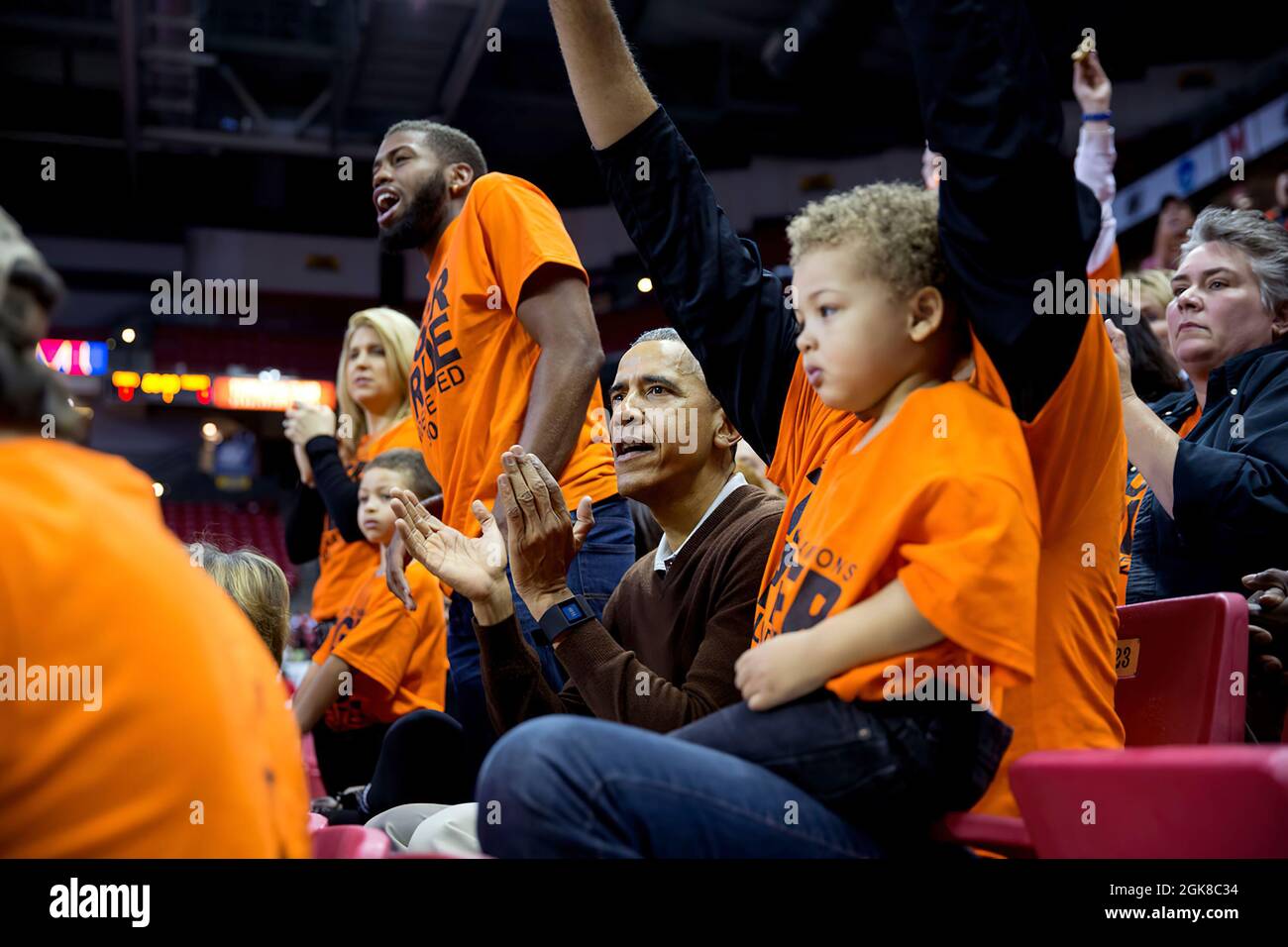 Il presidente Barack Obama partecipa alla partita di basket Princeton contro Green Bay di Leslie Robinson per il torneo di basket NCAA femminile del 2015 al XFINITY Center di College Park, MD., sabato 21 marzo 2015. (Foto ufficiale della Casa Bianca di Chuck Kennedy) questa fotografia ufficiale della Casa Bianca è resa disponibile solo per la pubblicazione da parte delle organizzazioni di notizie e/o per uso personale la stampa dal soggetto(i) della fotografia. La fotografia non può essere manipolata in alcun modo e non può essere utilizzata in materiali commerciali o politici, pubblicità, e-mail, prodotti, promozioni che in Foto Stock