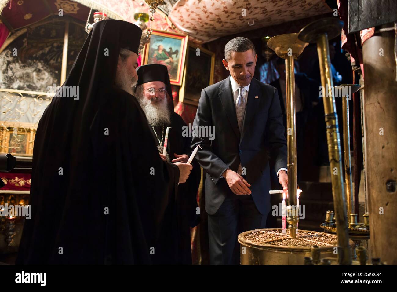 Il presidente Barack Obama accende le candele mentre egli visita la cripta che contiene il luogo di nascita di Gesù durante la sua visita alla Chiesa della Natività a Betlemme, la Cisgiordania, 22 marzo 2013. (Foto ufficiale della Casa Bianca di Pete Souza) questa fotografia ufficiale della Casa Bianca è resa disponibile solo per la pubblicazione da parte delle organizzazioni di notizie e/o per uso personale la stampa dal soggetto(i) della fotografia. La fotografia non può essere manipolata in alcun modo e non può essere utilizzata in materiali commerciali o politici, pubblicità, e-mail, prodotti, promozioni che in alcun modo suggeriscono l'approvazione o l'approvazione Foto Stock