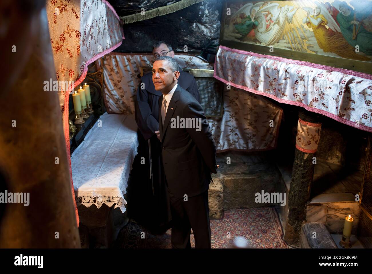 Il presidente Barack Obama visita la cripta che contiene il luogo di nascita di Gesù durante la sua visita alla Chiesa della Natività a Betlemme, la Cisgiordania, 22 marzo 2013. (Foto ufficiale della Casa Bianca di Pete Souza) questa fotografia ufficiale della Casa Bianca è resa disponibile solo per la pubblicazione da parte delle organizzazioni di notizie e/o per uso personale la stampa dal soggetto(i) della fotografia. La fotografia non può essere manipolata in alcun modo e non può essere utilizzata in materiali commerciali o politici, pubblicità, e-mail, prodotti, promozioni che in alcun modo suggeriscono l'approvazione o l'approvazione del presidente Foto Stock