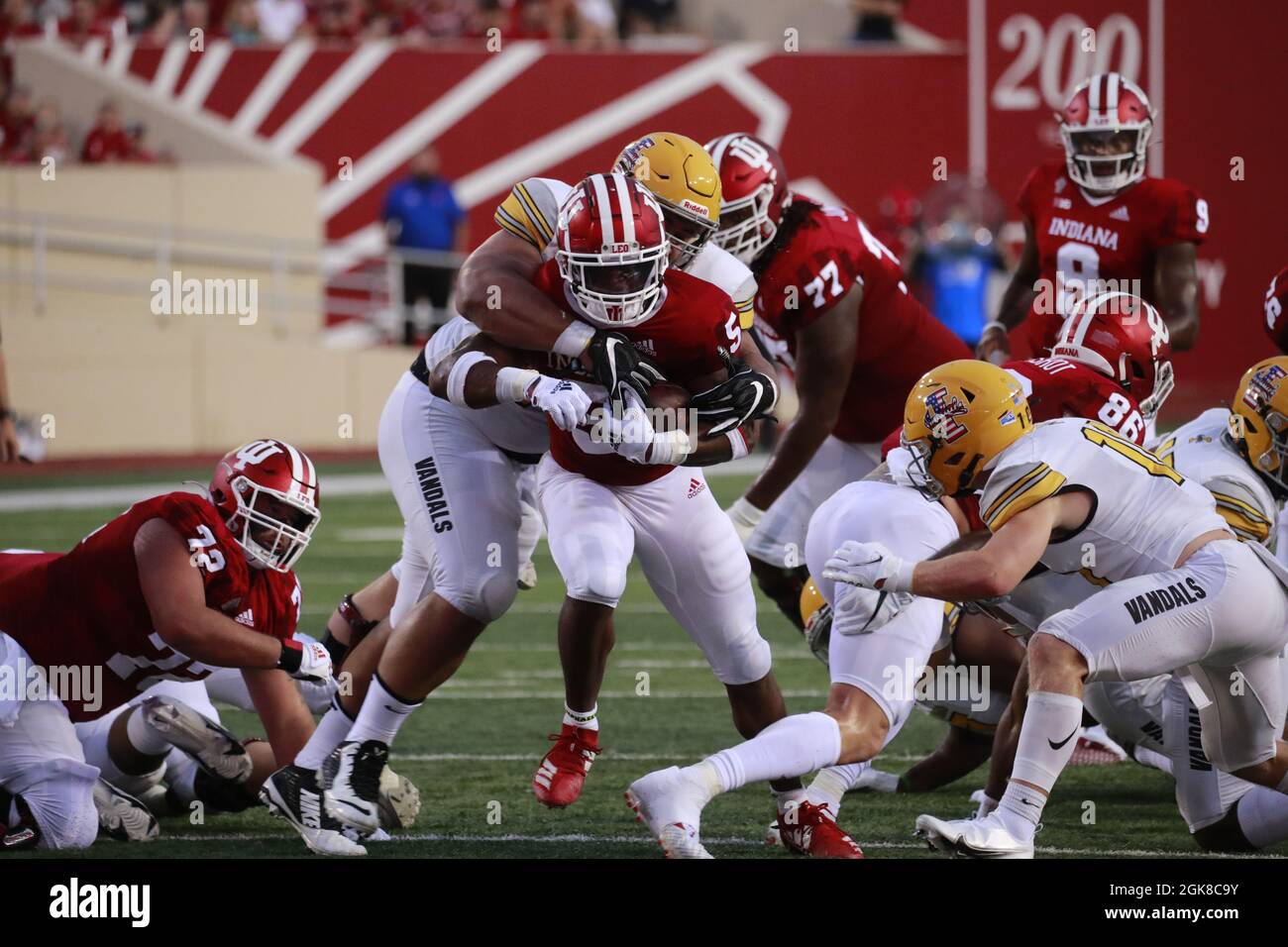 BLOOMINGTON, STATI UNITI - 2021/09/11: Stephen Carr dell'Indiana University (5) porta la palla contro l'Idaho durante una partita di calcio NCAA il 11 settembre 2021 al Memorial Stadium di Bloomington, Ind. Gli Hoosiers hanno battuto i Vandals 56-14. Foto Stock