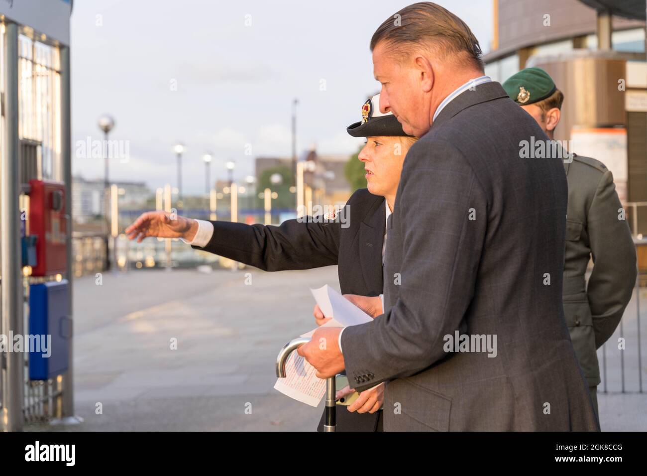 Londra, Regno Unito, 13 settembre 2021: HMS Albion (L14) Royal Navy si è recata a Londra per sostenere la settimana internazionale di spedizione di Londra, la barca ha condotto le funzioni cerimoniali alla Torre di Londra ed ha accolto i VIP locali a bordo della nave che ospita gli eventi headline a Londra per celebrare il successo del settore marittimo nel Regno Unito. Credit: Xiu Bao/Alamy Live News Foto Stock