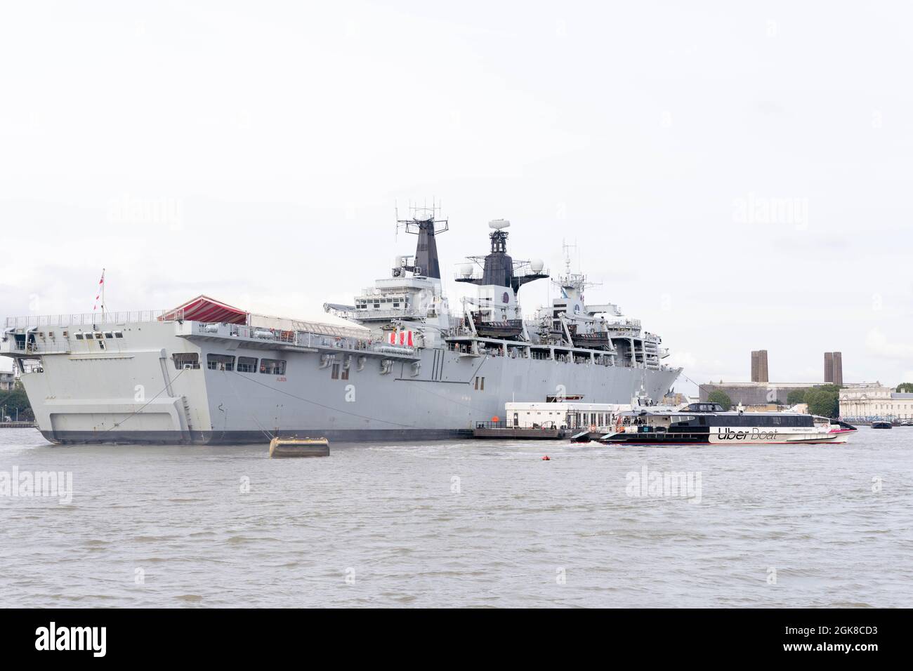 Londra, Regno Unito, 13 settembre 2021: HMS Albion (L14) Royal Navy si è recata a Londra per sostenere la settimana internazionale di spedizione di Londra, la barca ha condotto le funzioni cerimoniali alla Torre di Londra ed ha accolto i VIP locali a bordo della nave che ospita gli eventi headline a Londra per celebrare il successo del settore marittimo nel Regno Unito. Credit: Xiu Bao/Alamy Live News Foto Stock