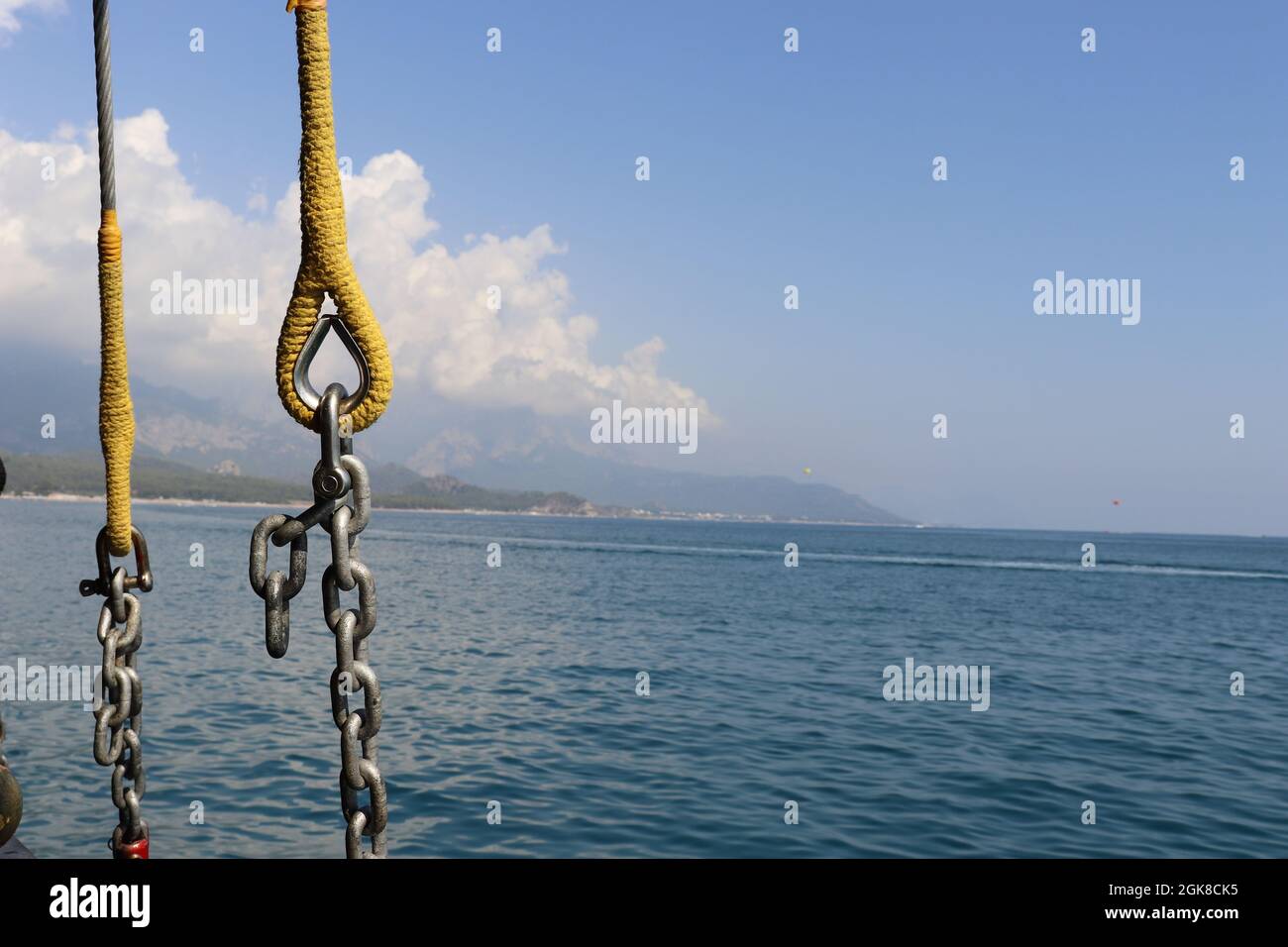 Catena di ferro su una nave e il Mar Mediterraneo come sfondo Foto Stock