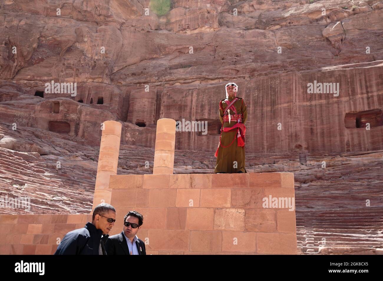 Un soldato giordano si alza a guardare da una parte dell'anfiteatro Nabataean mentre il presidente Barack Obama e il Dr. Suleiman camminano attraverso l'antica città di Petra in Giordania, 23 marzo 2013. (Foto ufficiale della Casa Bianca di Pete Souza) questa fotografia ufficiale della Casa Bianca è resa disponibile solo per la pubblicazione da parte delle organizzazioni di notizie e/o per uso personale la stampa dal soggetto(i) della fotografia. La fotografia non può essere manipolata in alcun modo e non può essere utilizzata in materiali commerciali o politici, pubblicità, e-mail, prodotti, promozioni che in alcun modo suggeriscono l'approvazione o l'approvazione Foto Stock