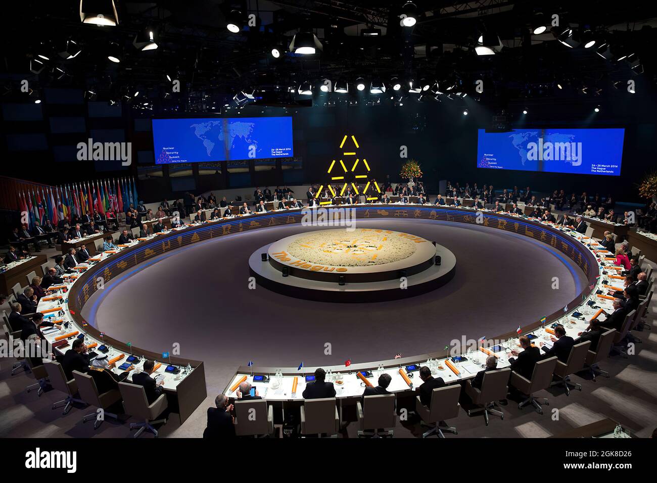 Il Presidente Barack Obama partecipa al Vertice sulla sicurezza nucleare del 2014 al World Forum, tenutosi all'Aia, nei Paesi Bassi, il 24 marzo 2014. (Foto ufficiale della Casa Bianca di Lawrence Jackson) questa fotografia ufficiale della Casa Bianca è resa disponibile solo per la pubblicazione da parte delle organizzazioni di notizie e/o per uso personale per la stampa da parte del soggetto(i) della fotografia. La fotografia non può essere manipolata in alcun modo e non può essere utilizzata in materiali commerciali o politici, pubblicità, e-mail, prodotti, promozioni che in alcun modo suggeriscono l'approvazione o l'approvazione del presidente, della prima famiglia o della W Foto Stock
