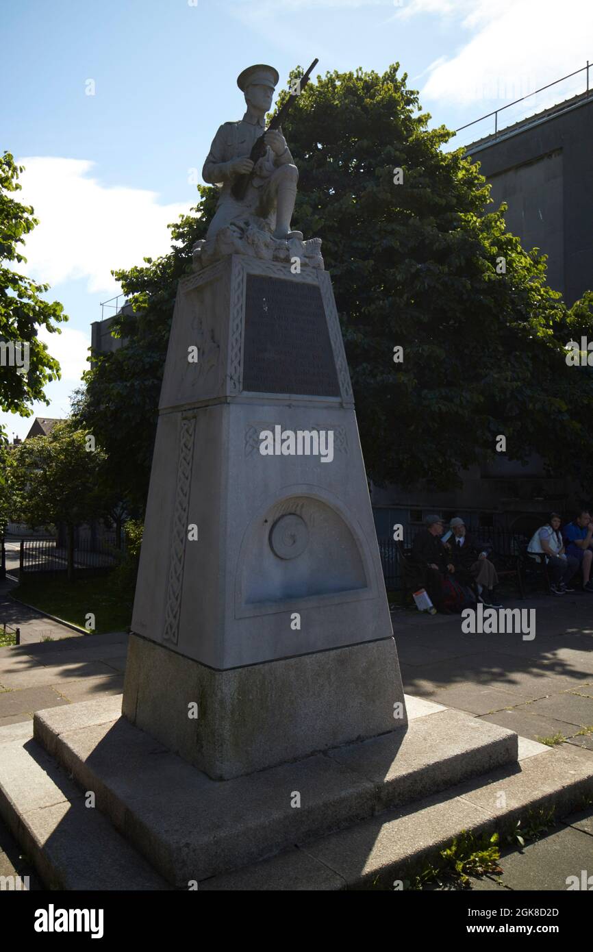 ingresso al parco lineare con statua della brigata di dublino dei volontari irlandesi phibsborough dublin, repubblica d'irlanda Foto Stock