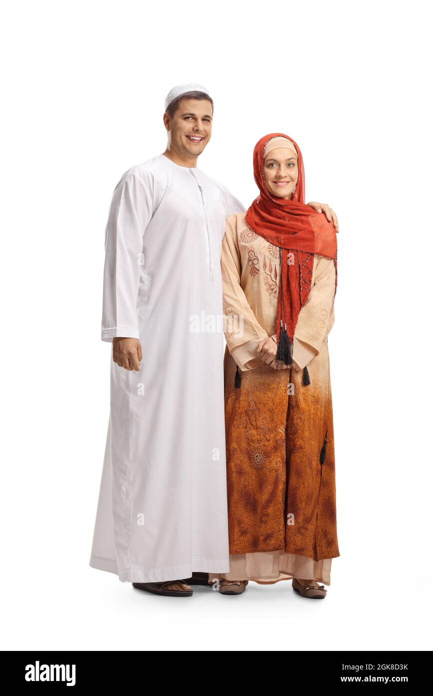 Ritratto a tutta lunghezza di una giovane coppia in abiti etnici sorridenti isolati su sfondo bianco Foto Stock