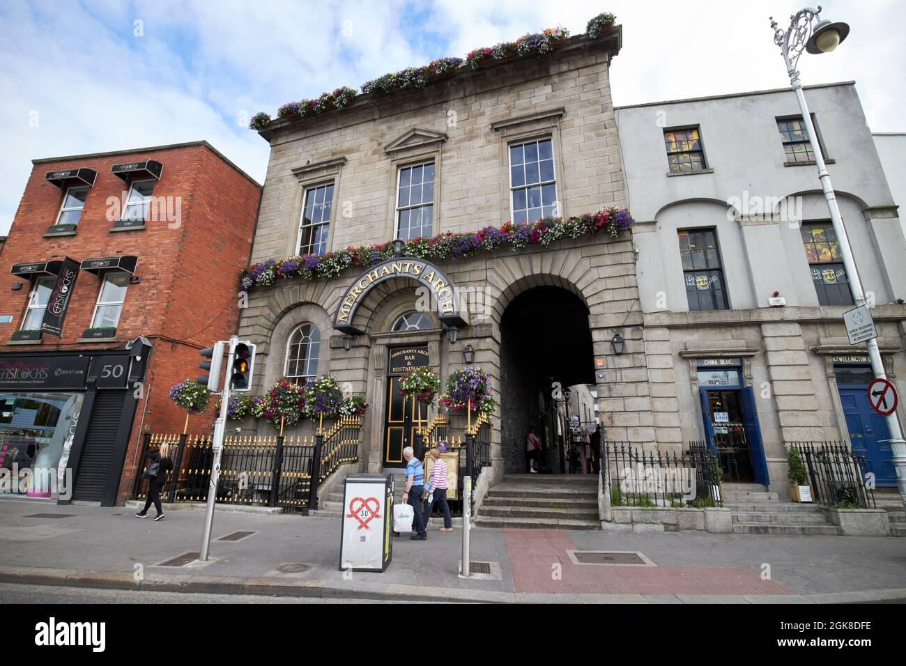 merchants arch pub e ristorante in ex sala della corporazione mercantile wellington quay tempio bar dublino, repubblica d'irlanda Foto Stock