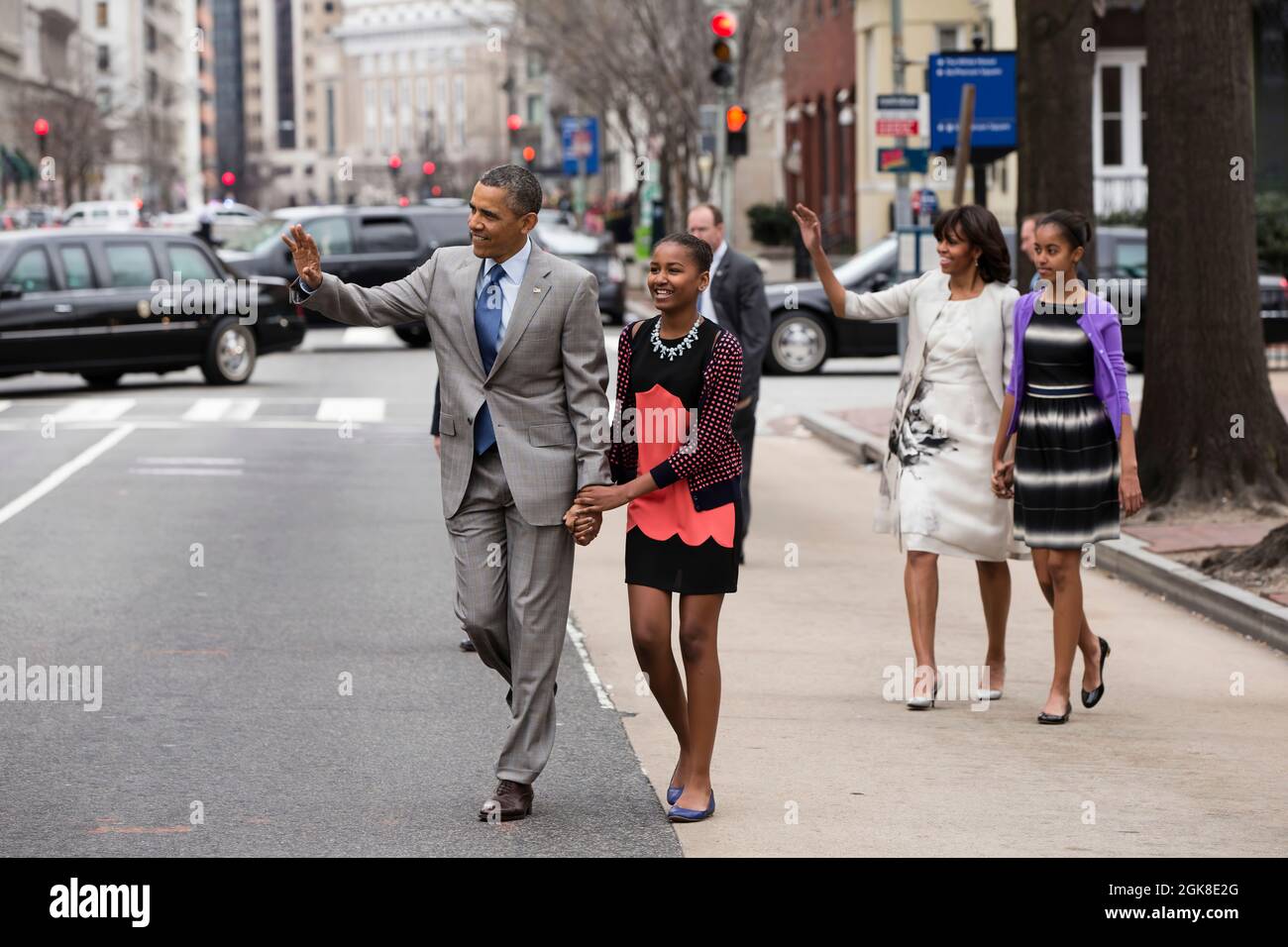 Il presidente Barack Obama e la prima signora Michelle Obama camminano con le loro figlie Sasha e Malia, a destra, per assistere ad un servizio di Pasqua alla chiesa di St. John a Washington, D.C., domenica 31 marzo 2013. (Foto ufficiale della Casa Bianca di Pete Souza) questa fotografia ufficiale della Casa Bianca è resa disponibile solo per la pubblicazione da parte delle organizzazioni di notizie e/o per uso personale la stampa dal soggetto(i) della fotografia. La fotografia non può essere manipolata in alcun modo e non può essere utilizzata in materiali commerciali o politici, pubblicità, e-mail, prodotti, promozioni che in alcun modo suggeriscono l'approvazione Foto Stock