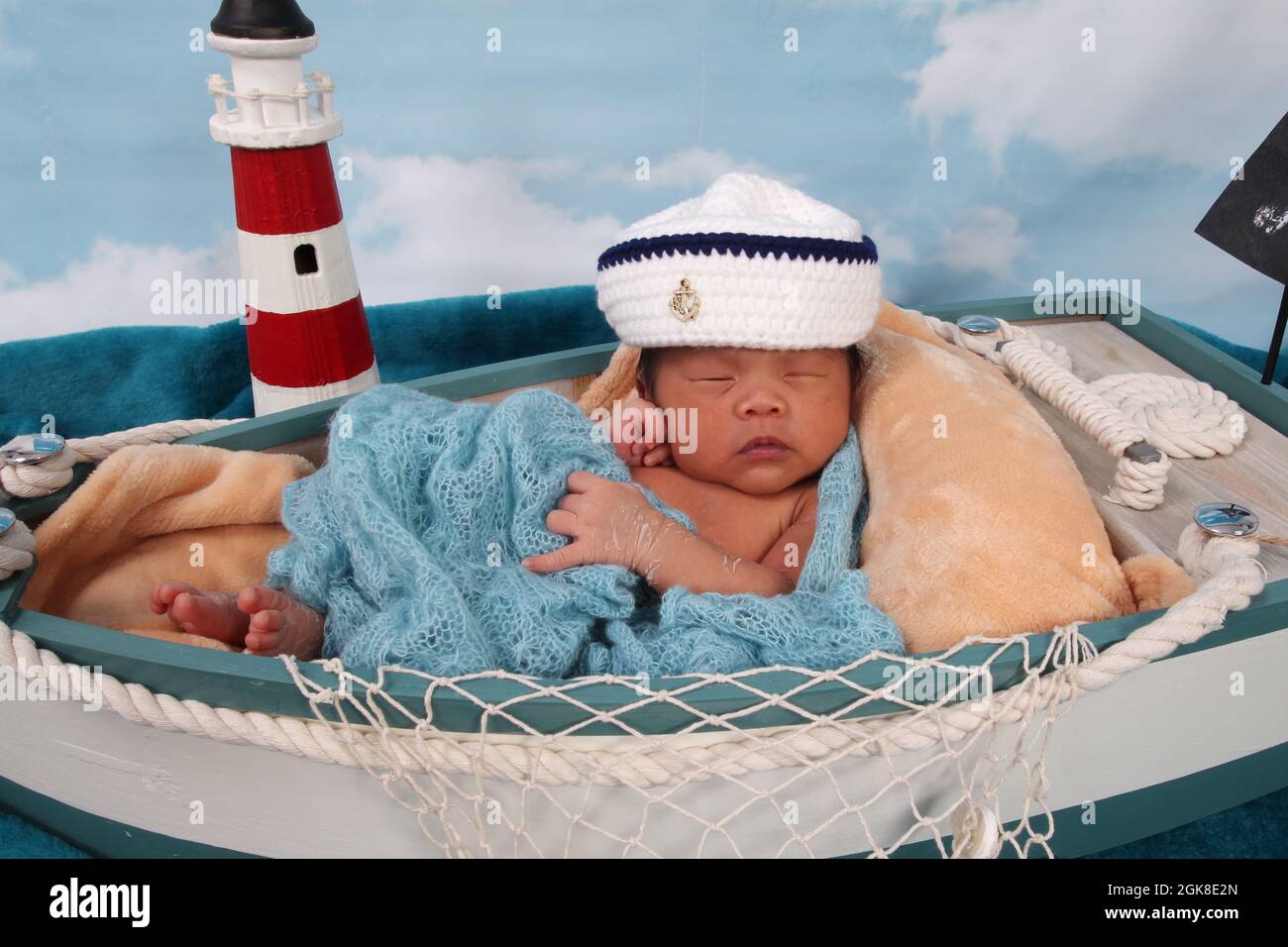 Bambino nato nuovo, Filippine etnia bambino in una barca rilassante Foto Stock
