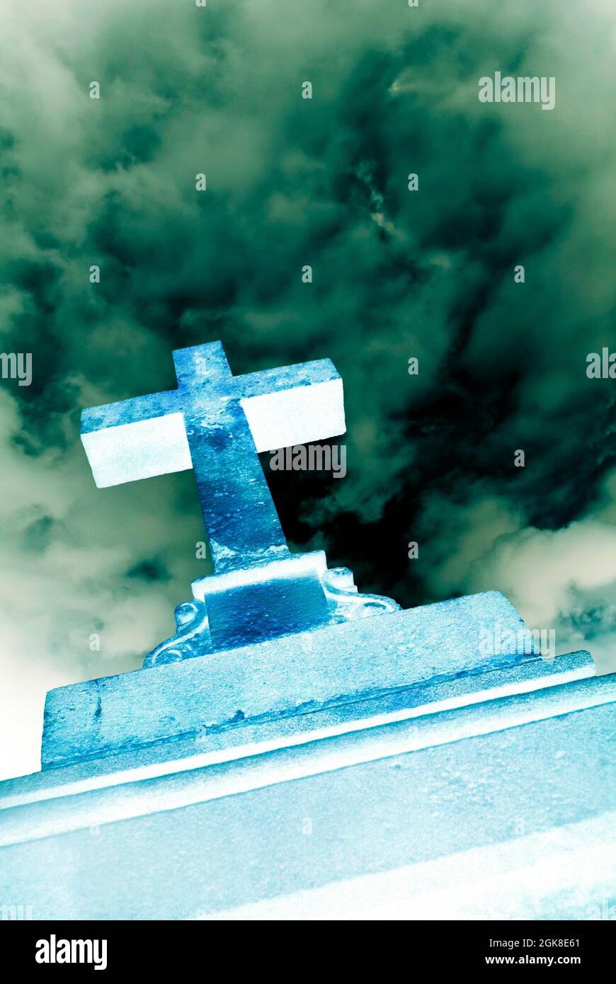 croce del cimitero da un angolo basso, effetto immagine negativo Foto Stock
