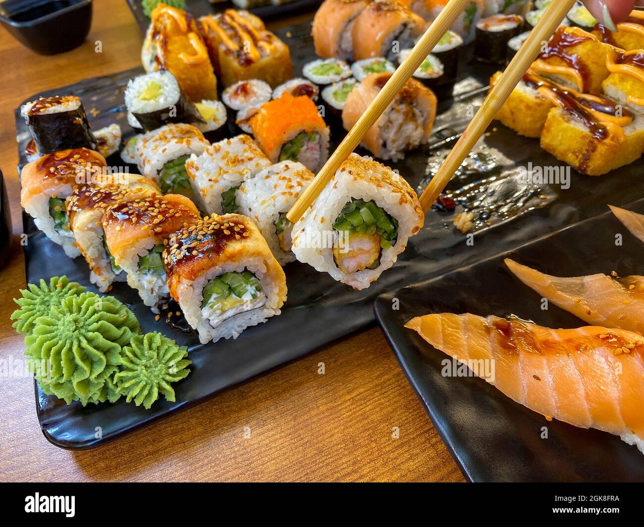 Sushi e bacchette. Sushi vari Foto Stock