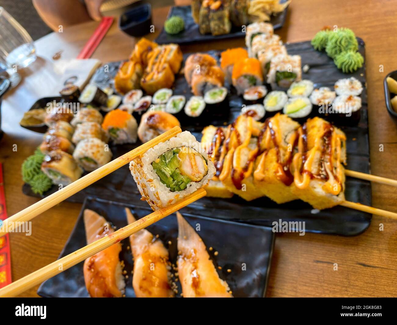Sushi e bacchette. Sushi vari Foto Stock