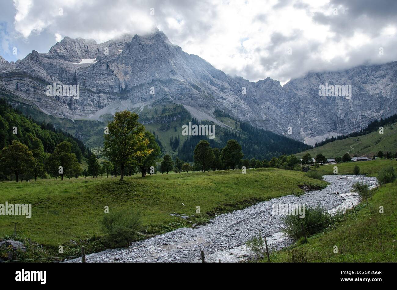 Dall'Eng potrete fare molte escursioni e gite in montagna. Il sentiero di 700 m da un ampio parcheggio all'Almdorf, circondato da una splendida natura. Foto Stock