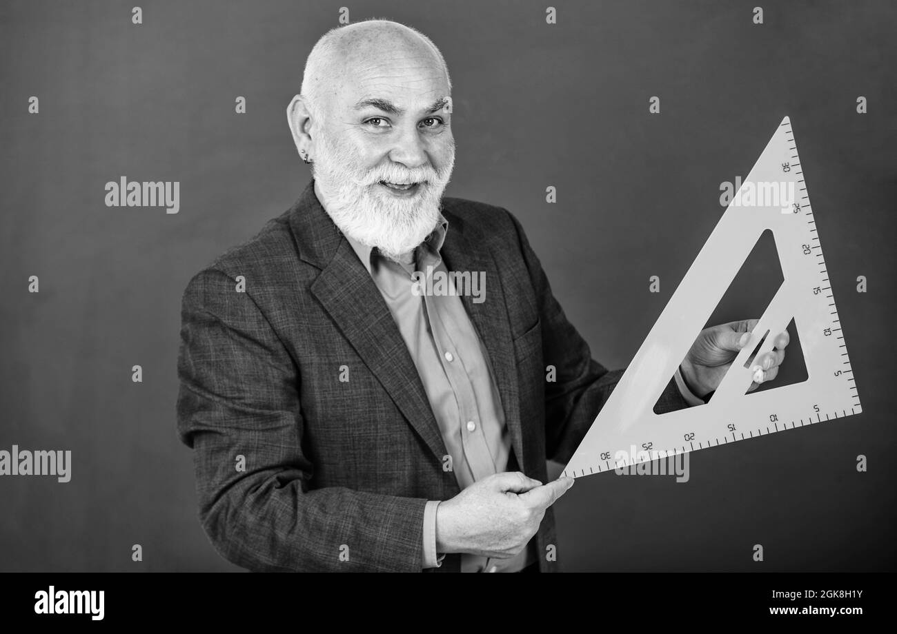 capire il processo. torna a scuola. Concetto di scienza matematica con elementi di lezione della scuola. Matematica a bordo. Soggetto preferito. L'insegnante di uomo usa la matematica Foto Stock