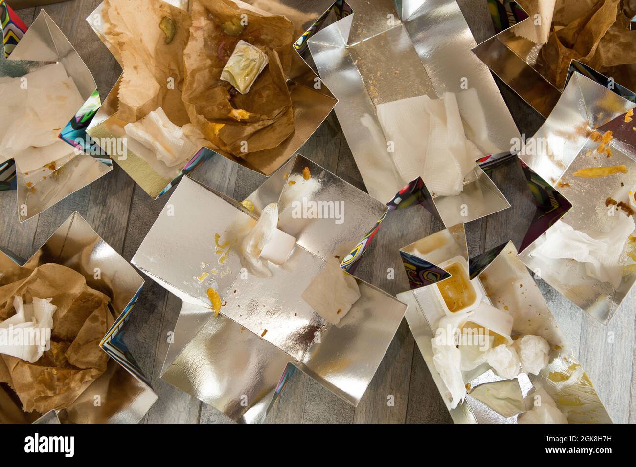 Carta di scarto lasciata da prodotti acquistati attraverso un servizio di consegna a domicilio. Gettiamo via la spazzatura dopo aver mangiato. Contenitori dal servizio di consegna Foto Stock