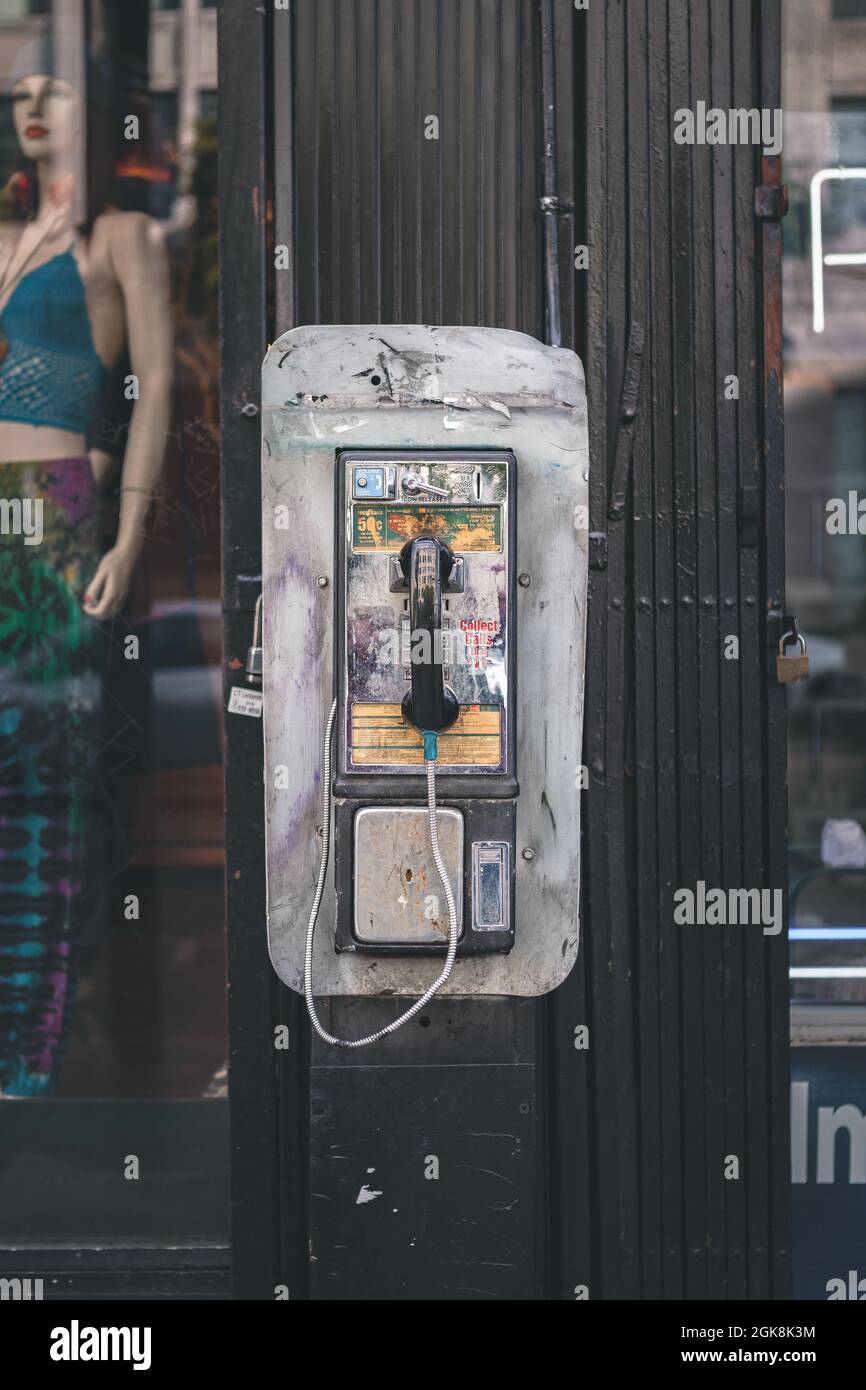 Telefono pubblico con un solo rundown a Los Angeles, California, Stati Uniti Foto Stock