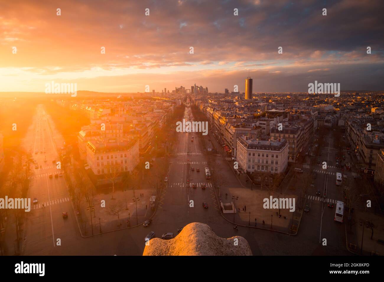 Vista drone delle facciate e delle strade delle case urbane con trasporto sotto il cielo nuvoloso lucido al tramonto a Parigi Francia Foto Stock