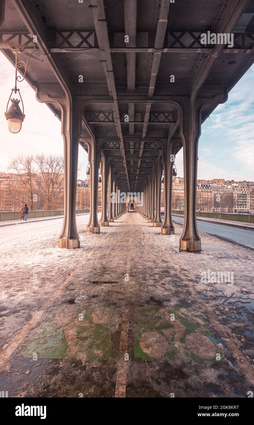 Pedoni a piedi sul marciapiede del ponte con pista ciclabile tra le postazioni d'inverno a Parigi Foto Stock