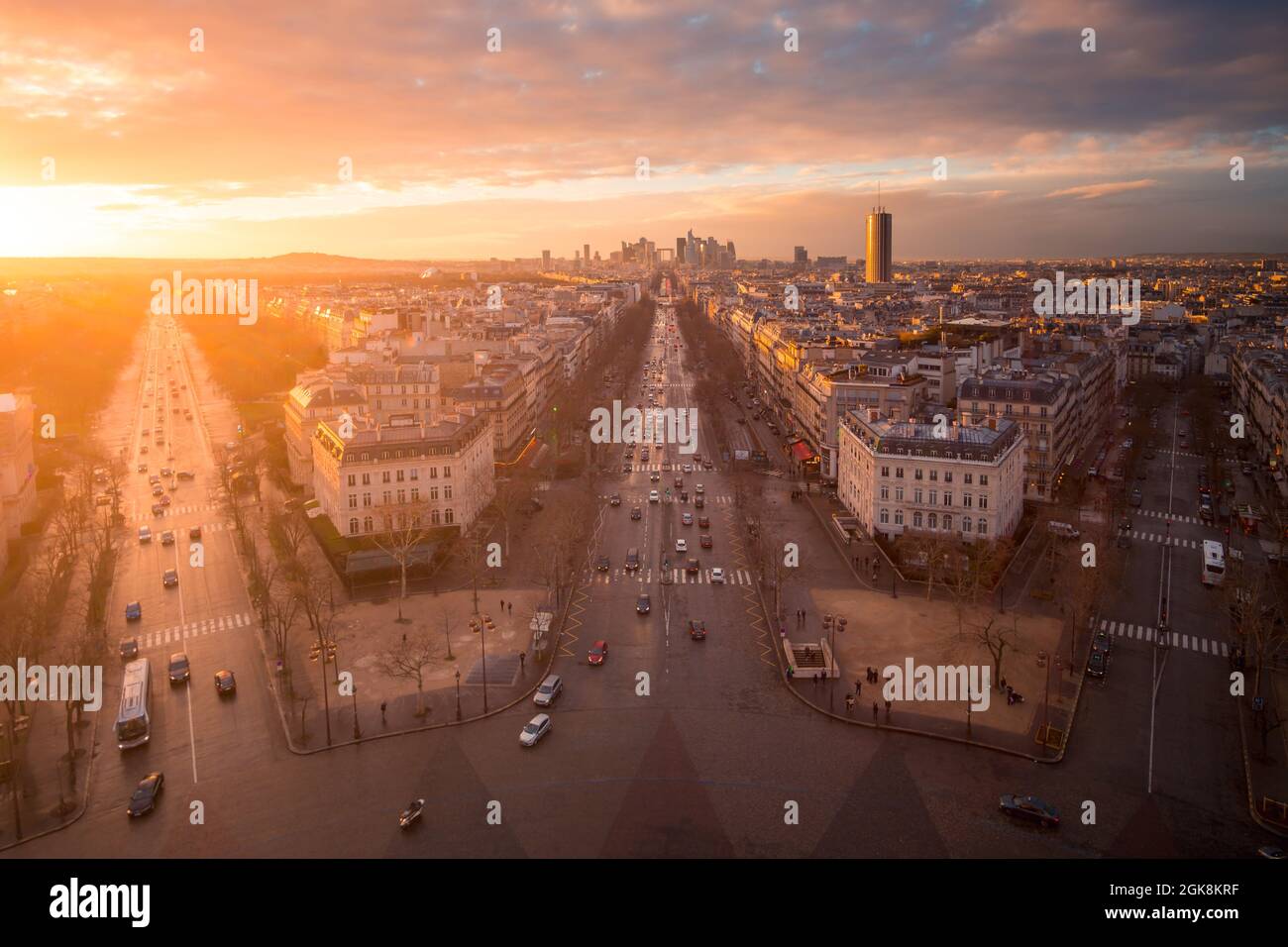 Vista drone delle facciate e delle strade delle case urbane con trasporto sotto il cielo nuvoloso lucido al tramonto a Parigi Francia Foto Stock