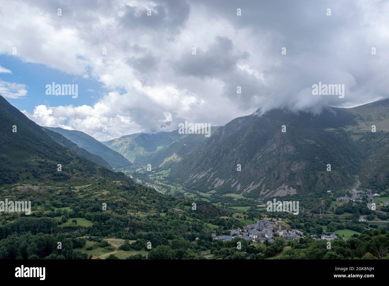 Vista della valle di Boi Tahull con il villaggio di Boi e Erill la Vall con le montagne dei Pirenei Lleida sullo sfondo in un'estate nuvolosa Foto Stock