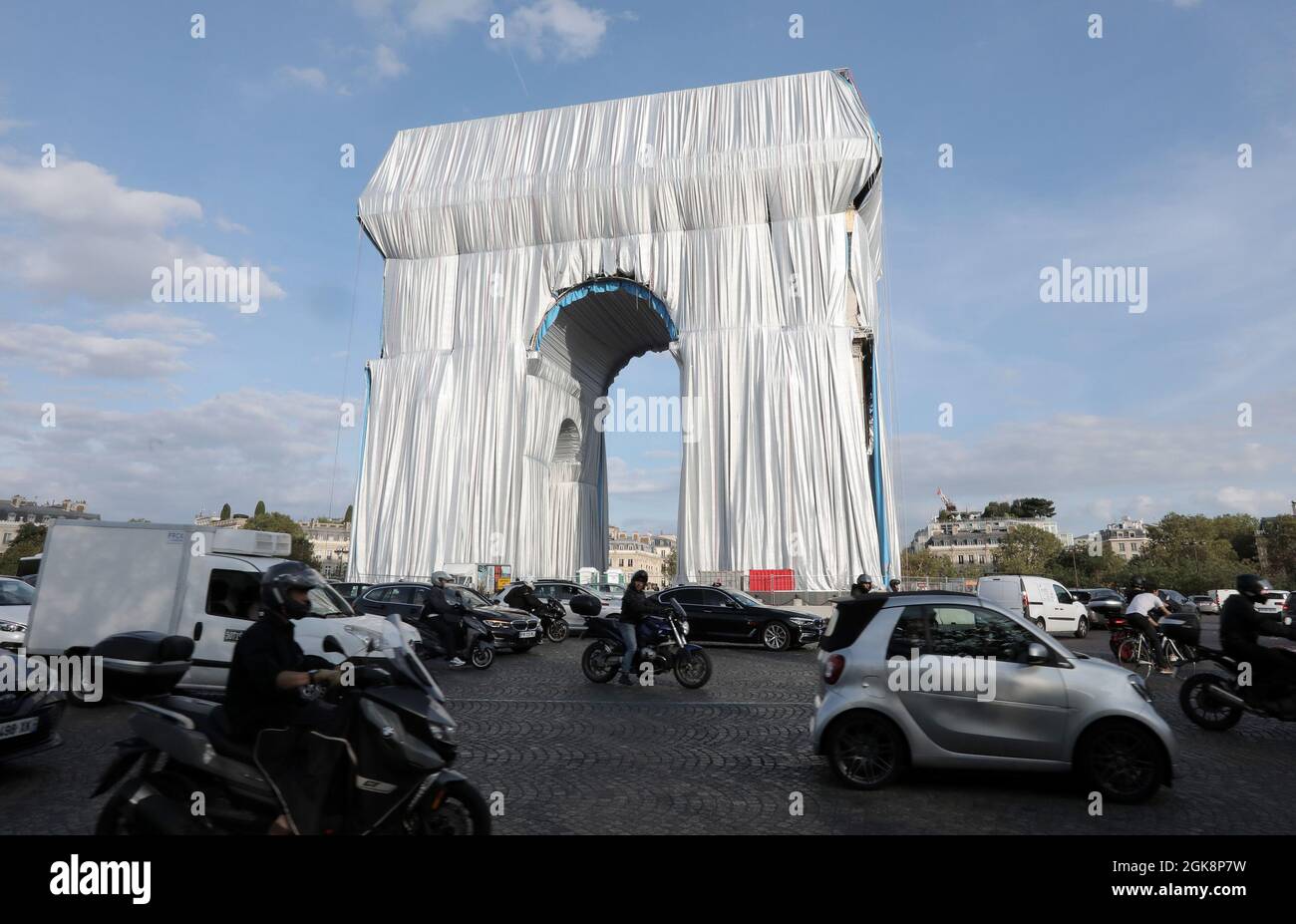 Parigi, Francia. 13 settembre 2021. I pendolari girano intorno all'Arco di Trionfo mentre viene avvolto in tessuto blu argentato a Parigi, Francia, lunedì 30 settembre 2021. Il punto di riferimento è coperto da 25,000 metri quadrati di materiale, postumamente compiendo un sogno di 60 anni per l'artista Christo. Foto di Eco Clement/UPI Credit: UPI/Alamy Live News Foto Stock