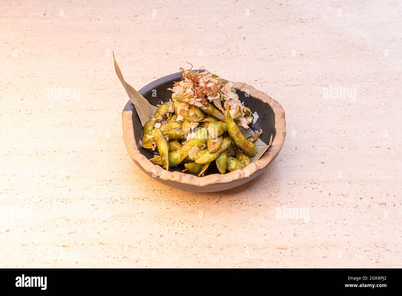 Ciotola di edamame in cialde con filamenti di zafferano, sale marino grosso e olio d'oliva spagnolo Foto Stock