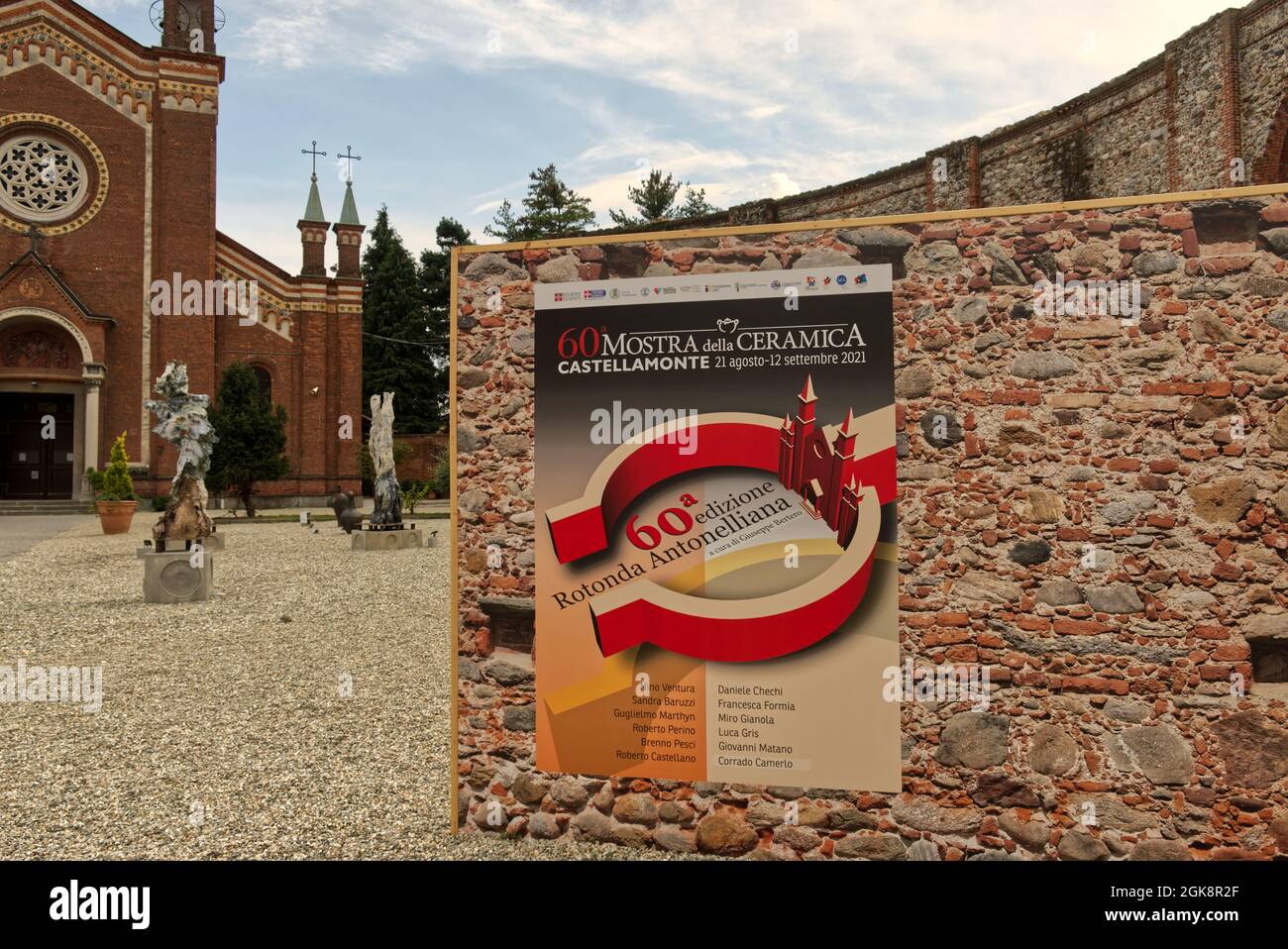 Affissioni della mostra internazionale di arte ceramica a Castellamonte appeso di fronte a piazza Antonelli Foto Stock