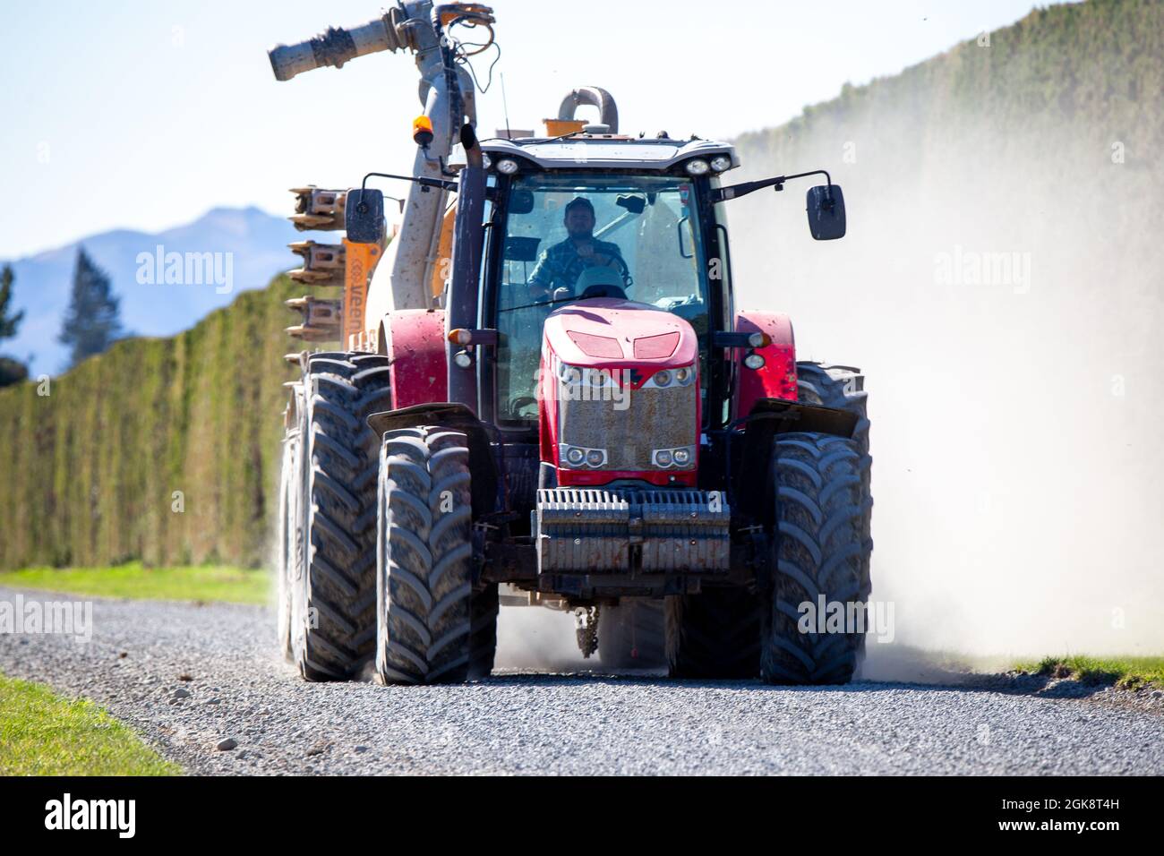 Sheffield, Canterbury, Nuova Zelanda, 3 settembre 2021: Un agricoltore guida la sua petroliera per liquami in un campo per iniettare l'effluente della fattoria nei suoi campi a prov Foto Stock