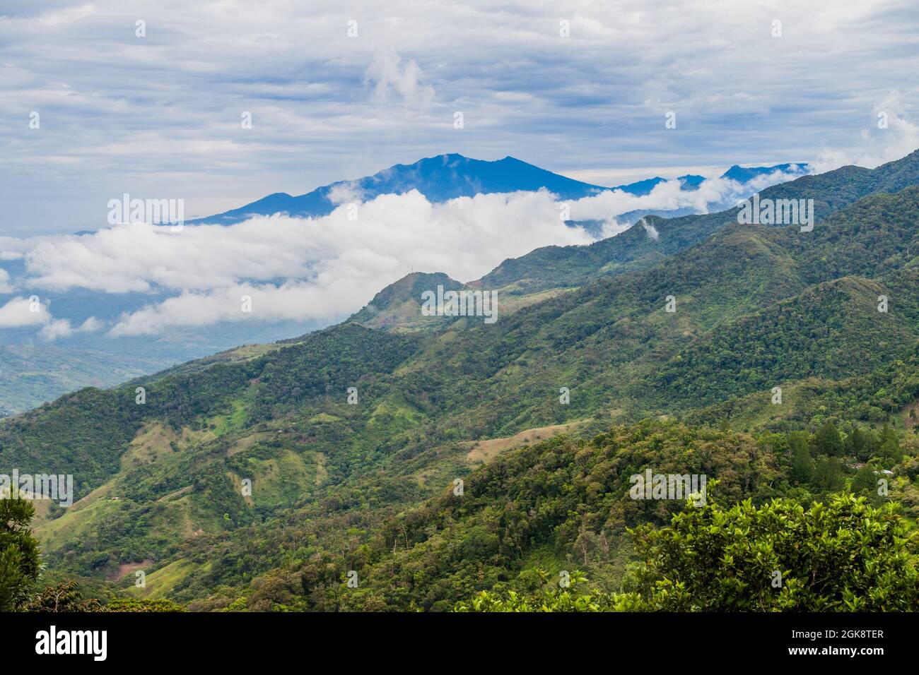 Vista sulle montagne di Panama, vulcano Baru sullo sfondo Foto Stock