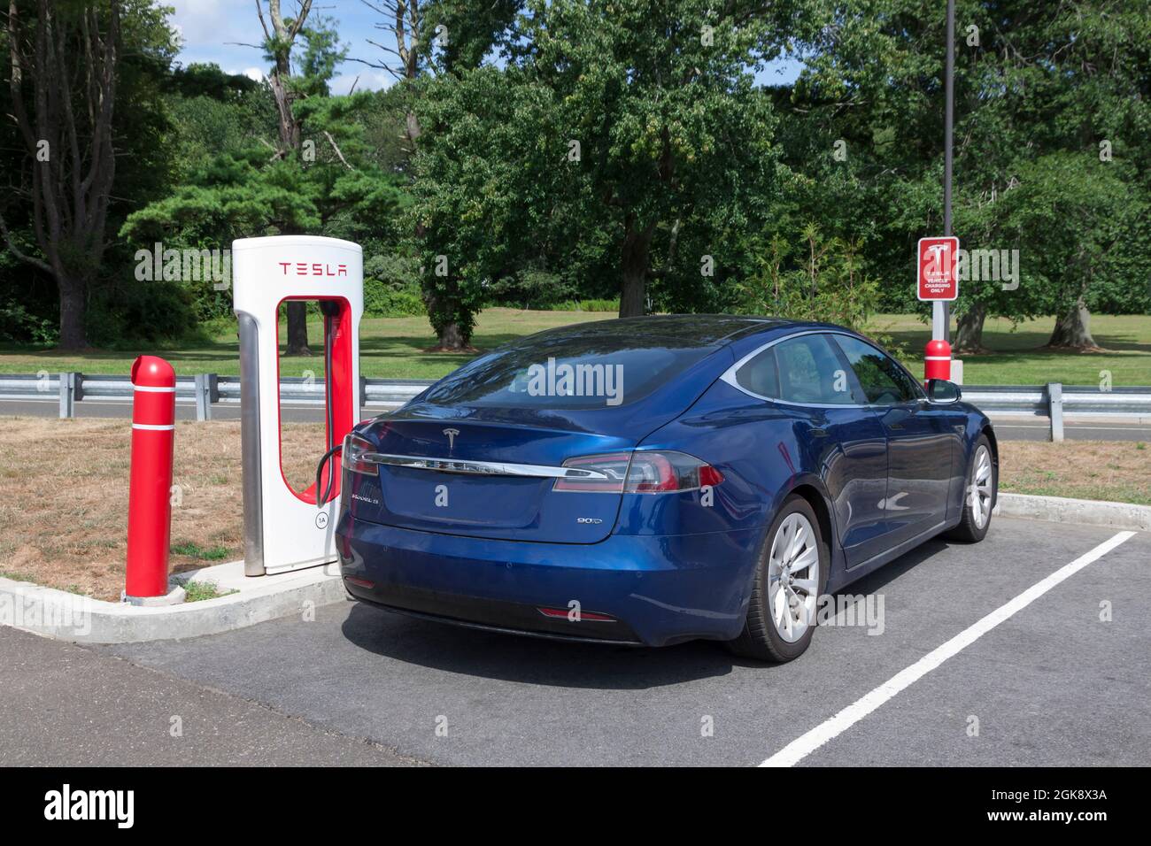 Tesla Car presso la stazione di ricarica nello stato di New York, Stati Uniti. Foto Stock