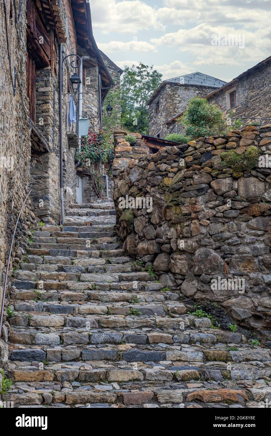 Scala in pietra del borgo medievale nei Pirenei, Durro, Lerida, Spagna, verticale Foto Stock