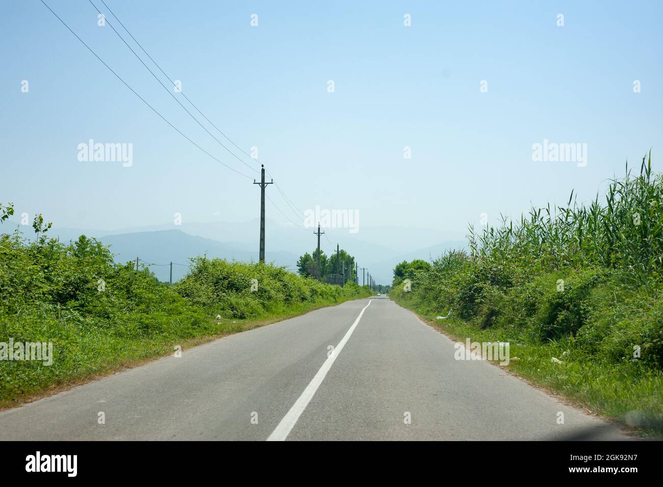 La vista di strade di campagna o asfaltate con alberi nella provincia di gilan, Iran Foto Stock