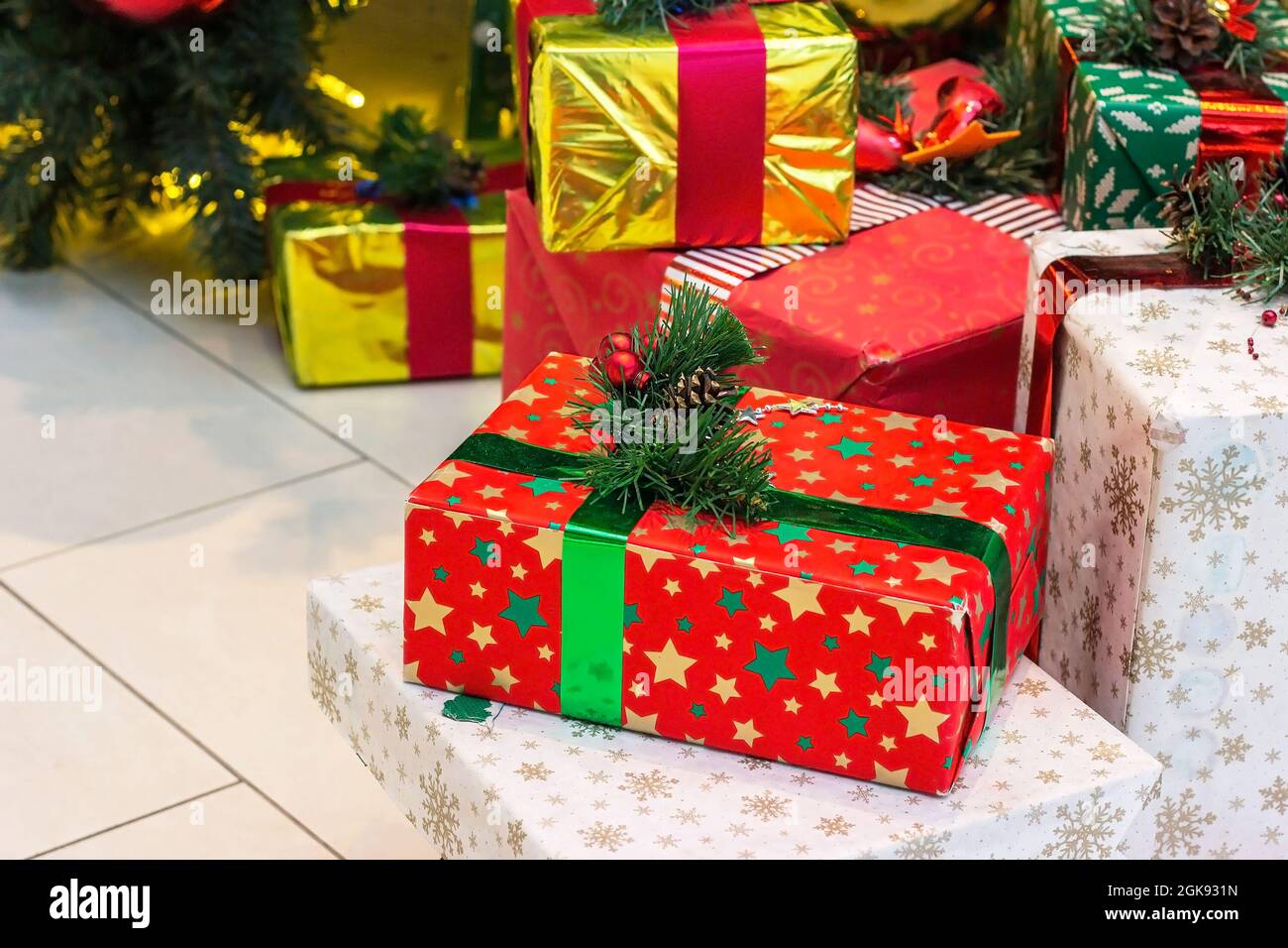 Molti diversi colori vivaci Capodanno e Natale scatole imballate con regali. Concetto di festa invernale. Foto Stock